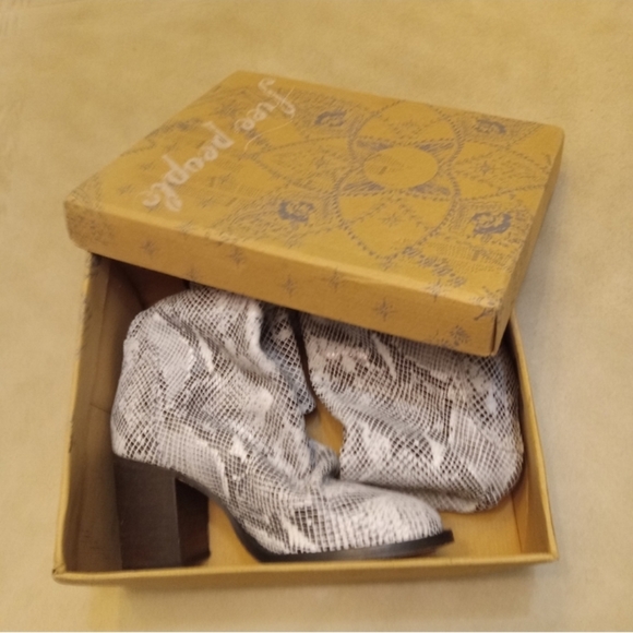 Free People Elle Block Heel Women's Boot Size 39EU/9US - Picture 5 of 6